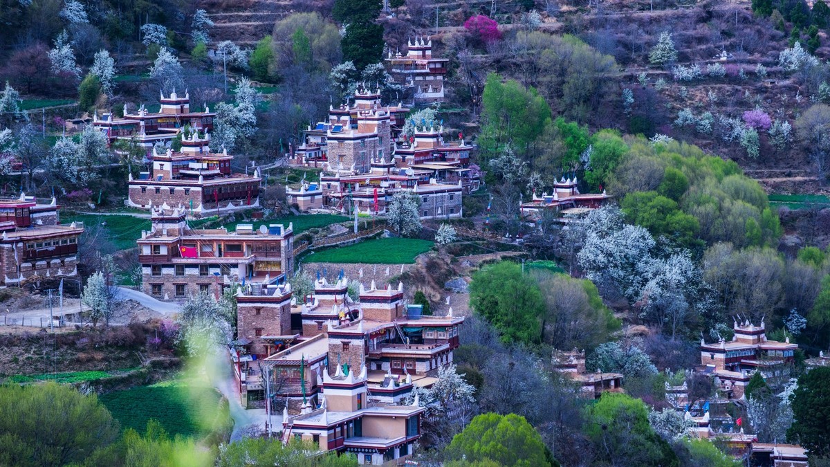 丹 巴 甲 居 嘉 绒 藏 寨 （ 七 ）