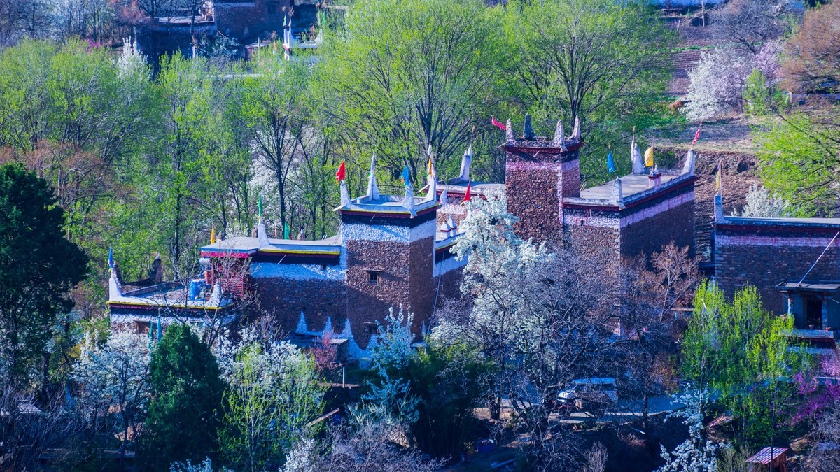 丹 巴 甲 居 嘉 绒 藏 寨 （ 七 ）