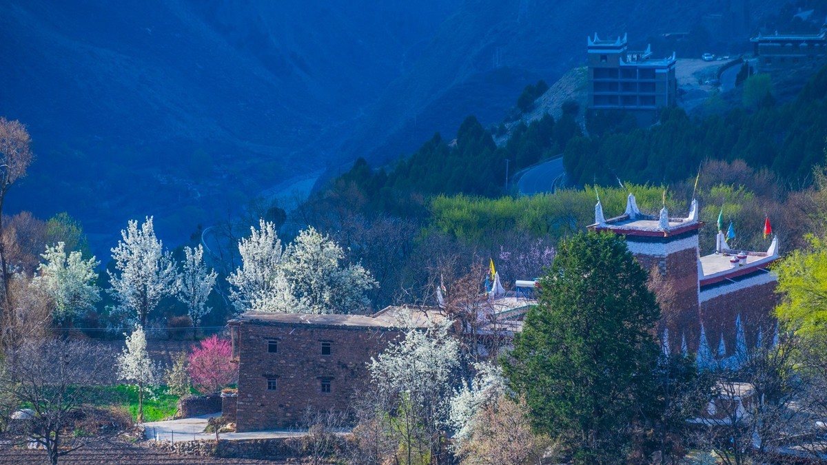 丹 巴 甲 居 嘉 绒 藏 寨 （ 七 ）