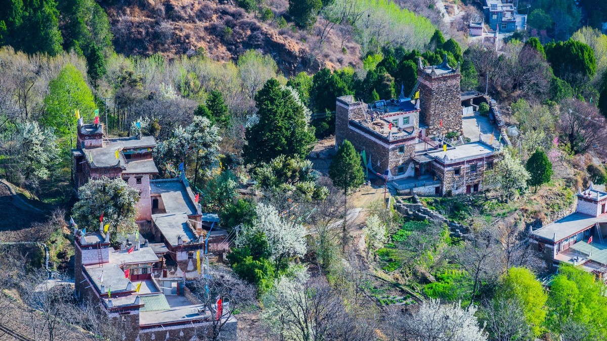 丹 巴 甲 居 嘉 绒 藏 寨 （ 七 ）