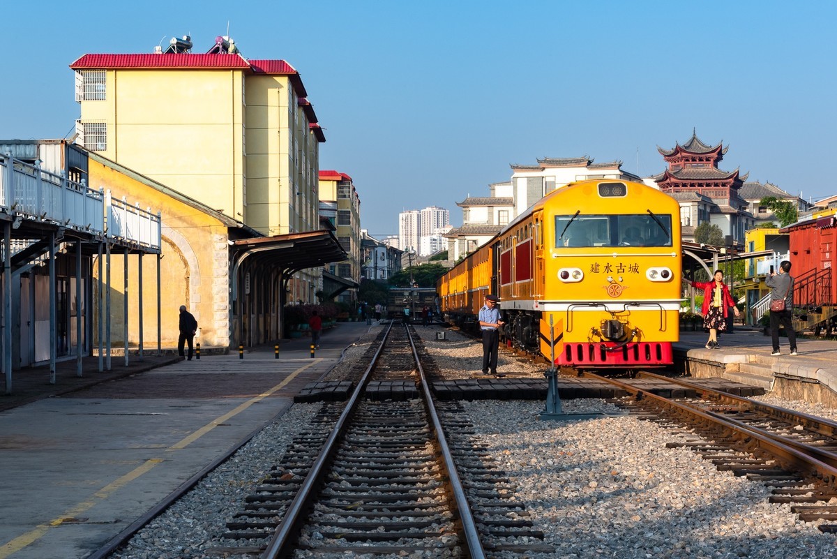 感怀 · 建水百年米轨列车