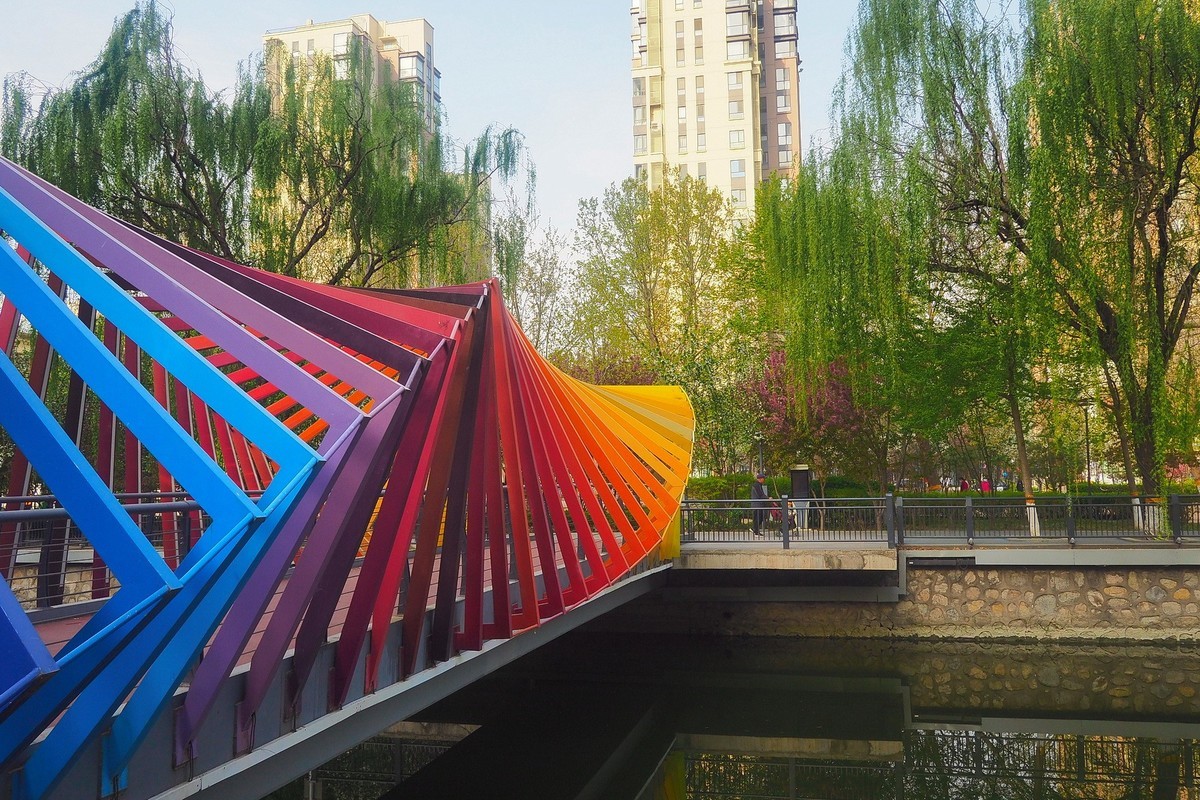 民心河畔春光美