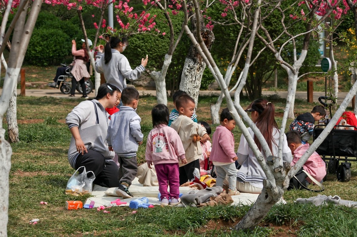 抓拍——春天里快乐的小朋友