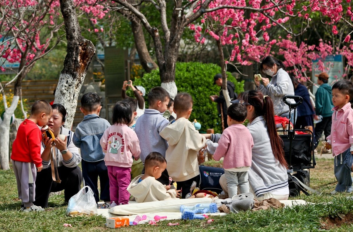 抓拍——春天里快乐的小朋友