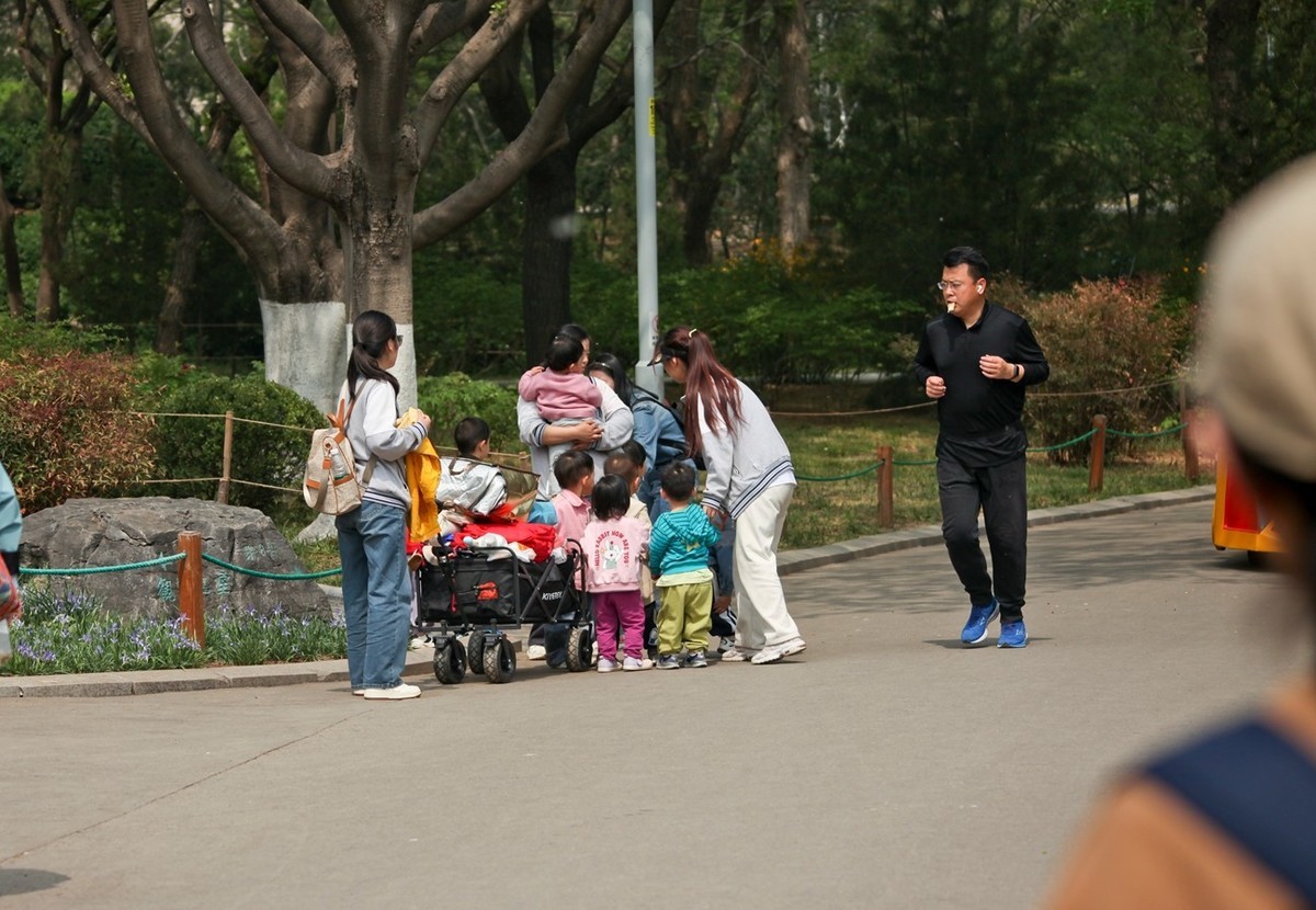 抓拍——春天里快乐的小朋友