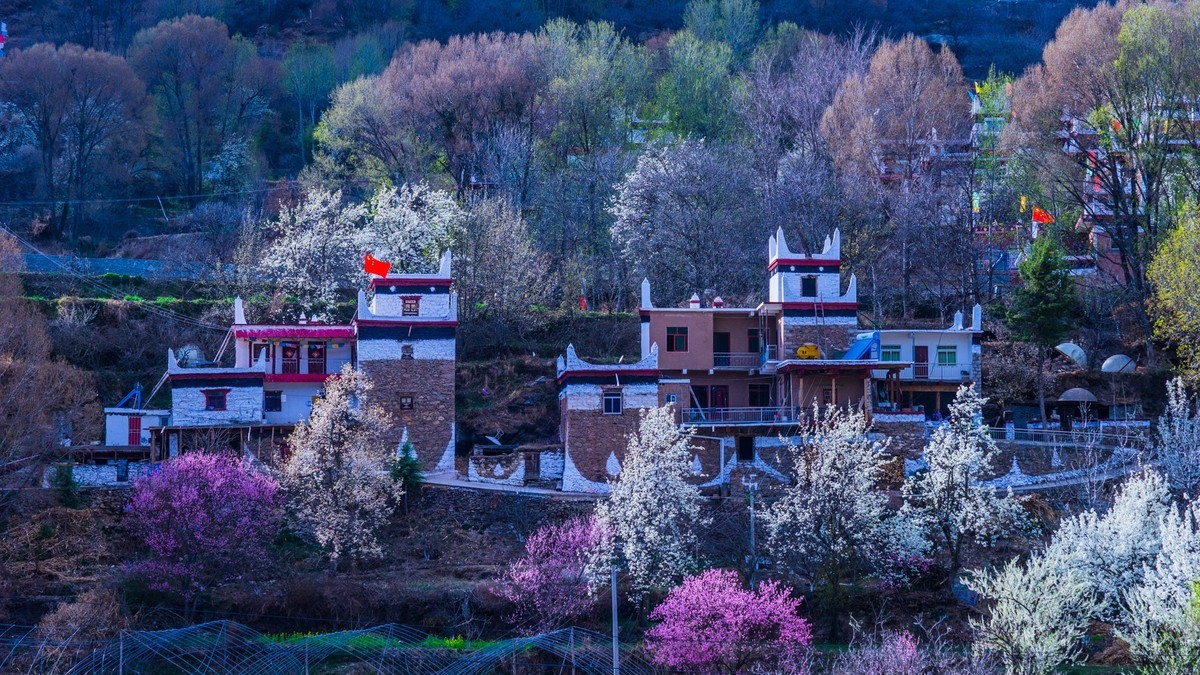 丹 巴 甲 居 嘉 绒 藏 寨 （ 七 ）