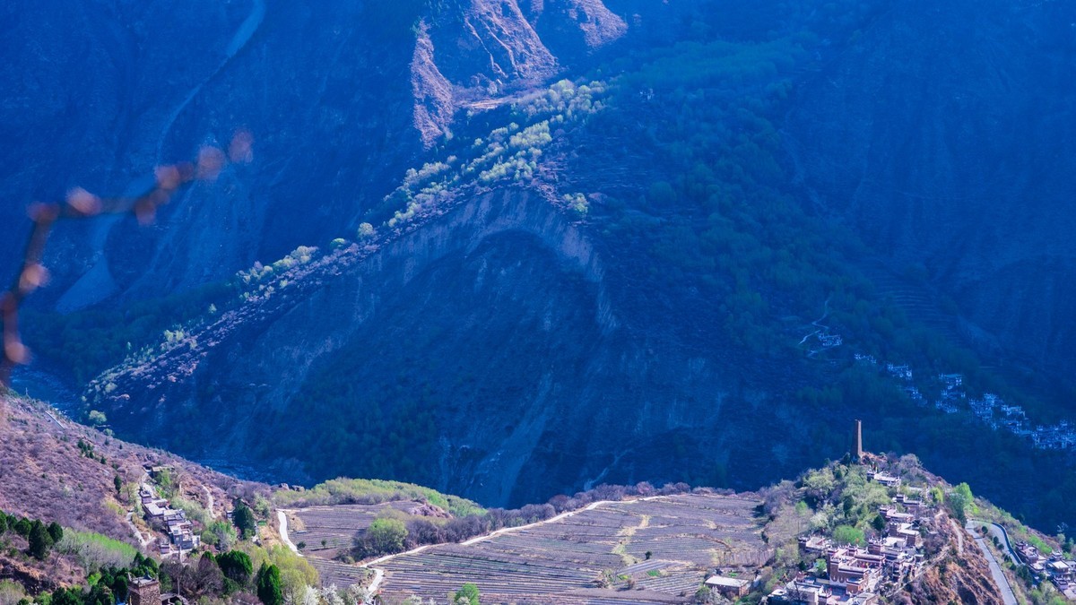 丹 巴 甲 居 嘉 绒 藏 寨 （ 七 ）