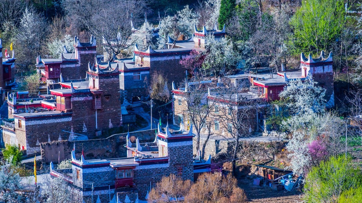 丹 巴 甲 居 嘉 绒 藏 寨 （ 七 ）