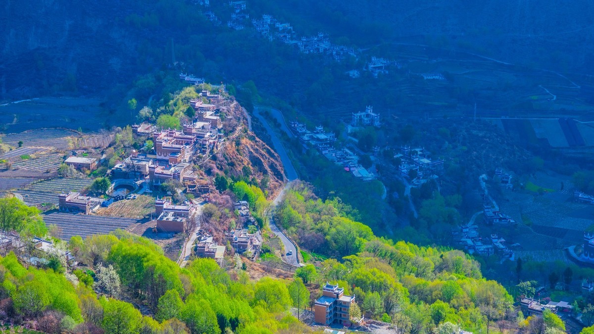 丹 巴 甲 居 嘉 绒 藏 寨 （ 七 ）