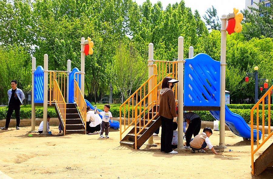 《不老松：纪实摄影》大美沧州： (7)千童公园的雕塑及游童！