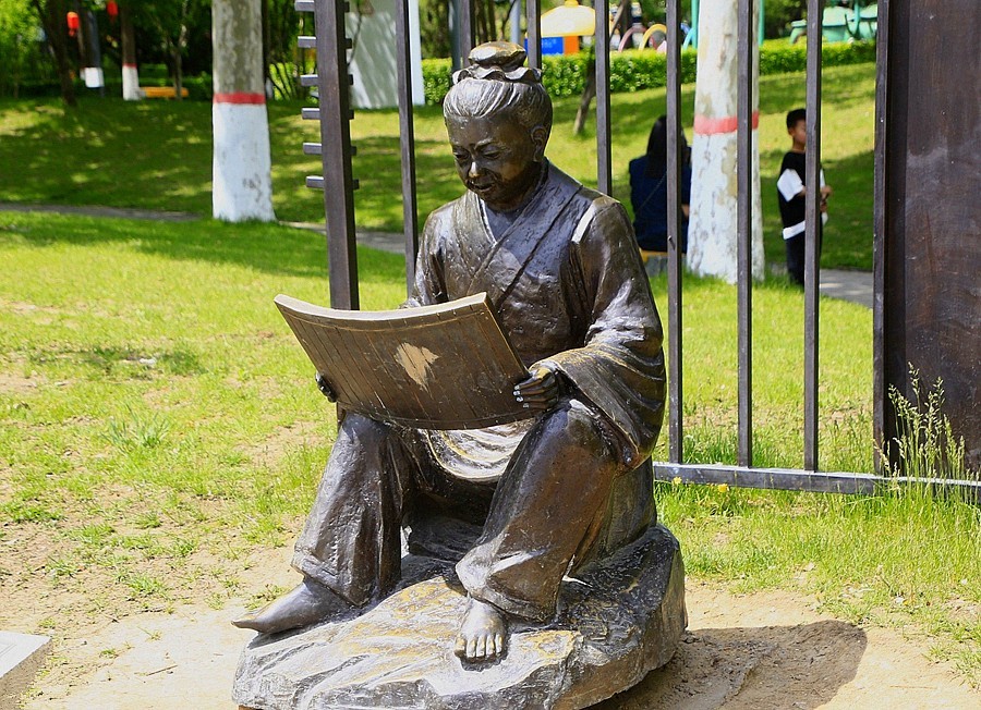 《不老松：纪实摄影》大美沧州： (7)千童公园的雕塑及游童！