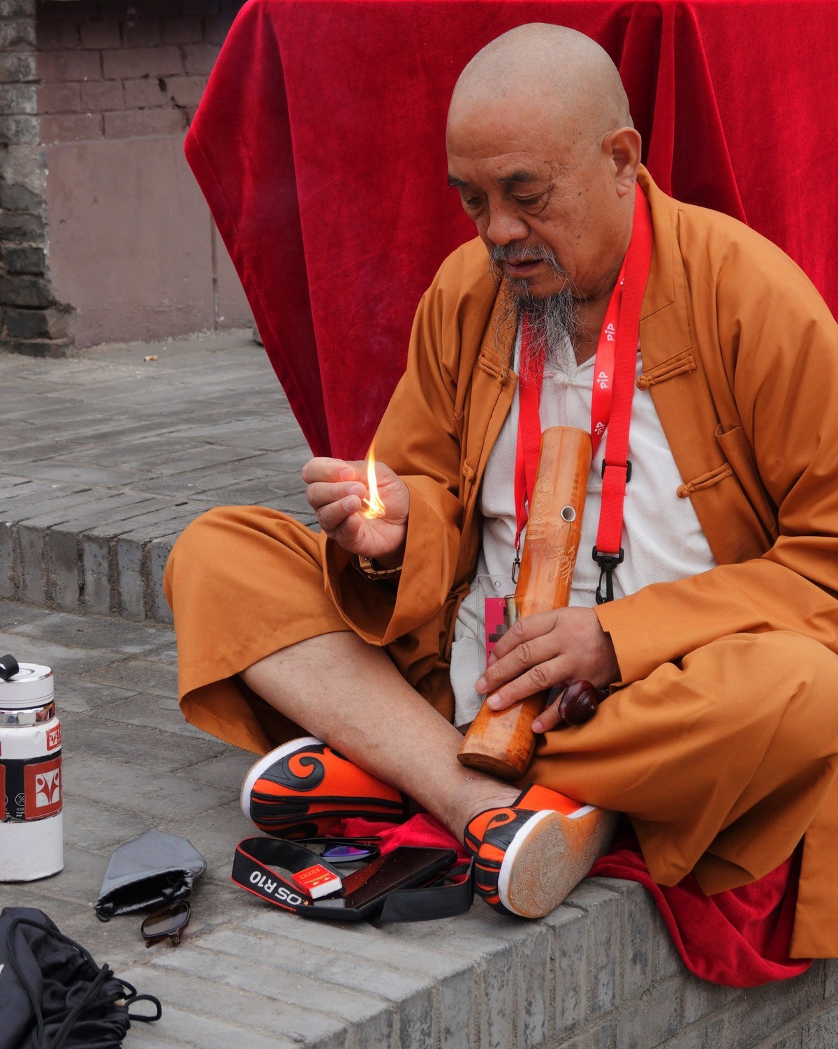 没装烟叶的烟袋锅