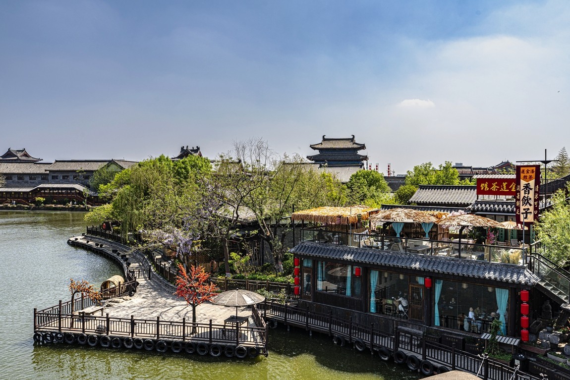 河南开封--开封府清明上河园【10】告假帖，因事外出不能欣赏学习老朋友的佳作请见谅！