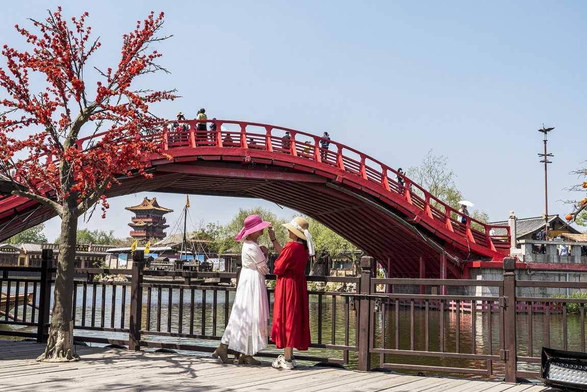 河南开封--开封府清明上河园【10】告假帖，因事外出不能欣赏学习老朋友的佳作请见谅！