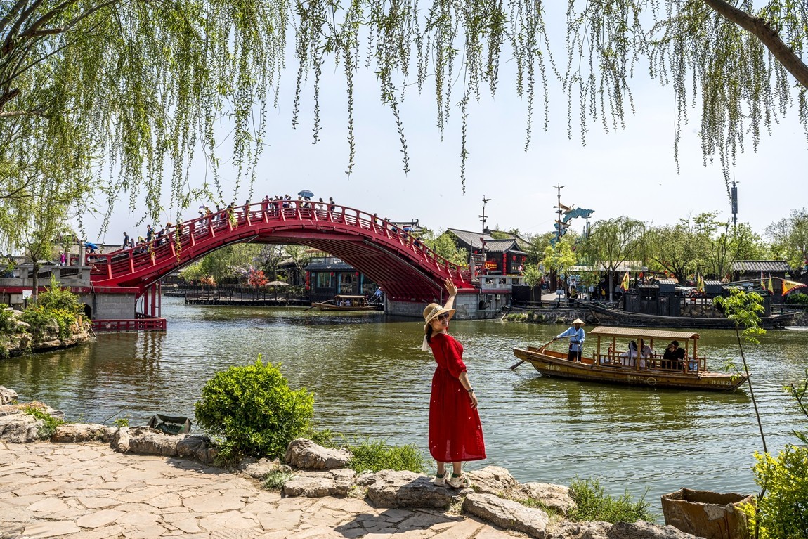 河南开封--开封府清明上河园【10】告假帖，因事外出不能欣赏学习老朋友的佳作请见谅！