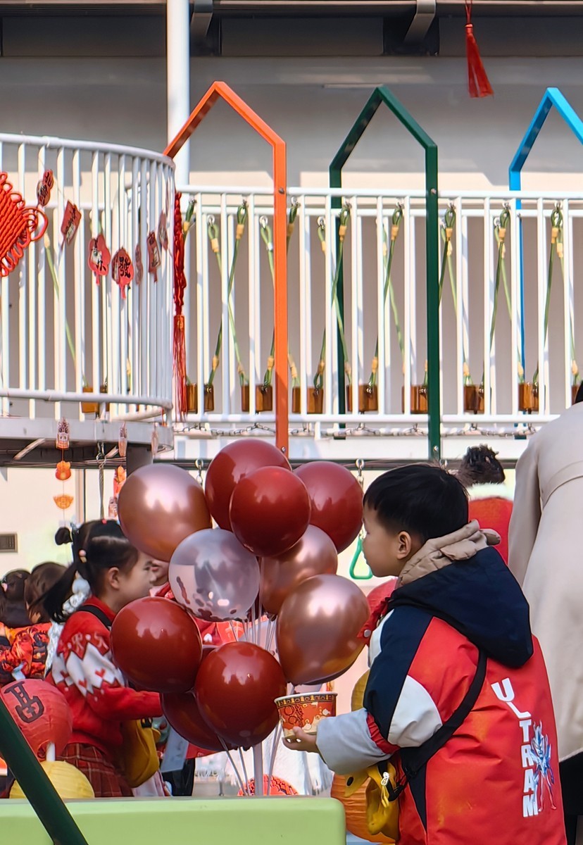节日庆祝活动中的老师和孩子们