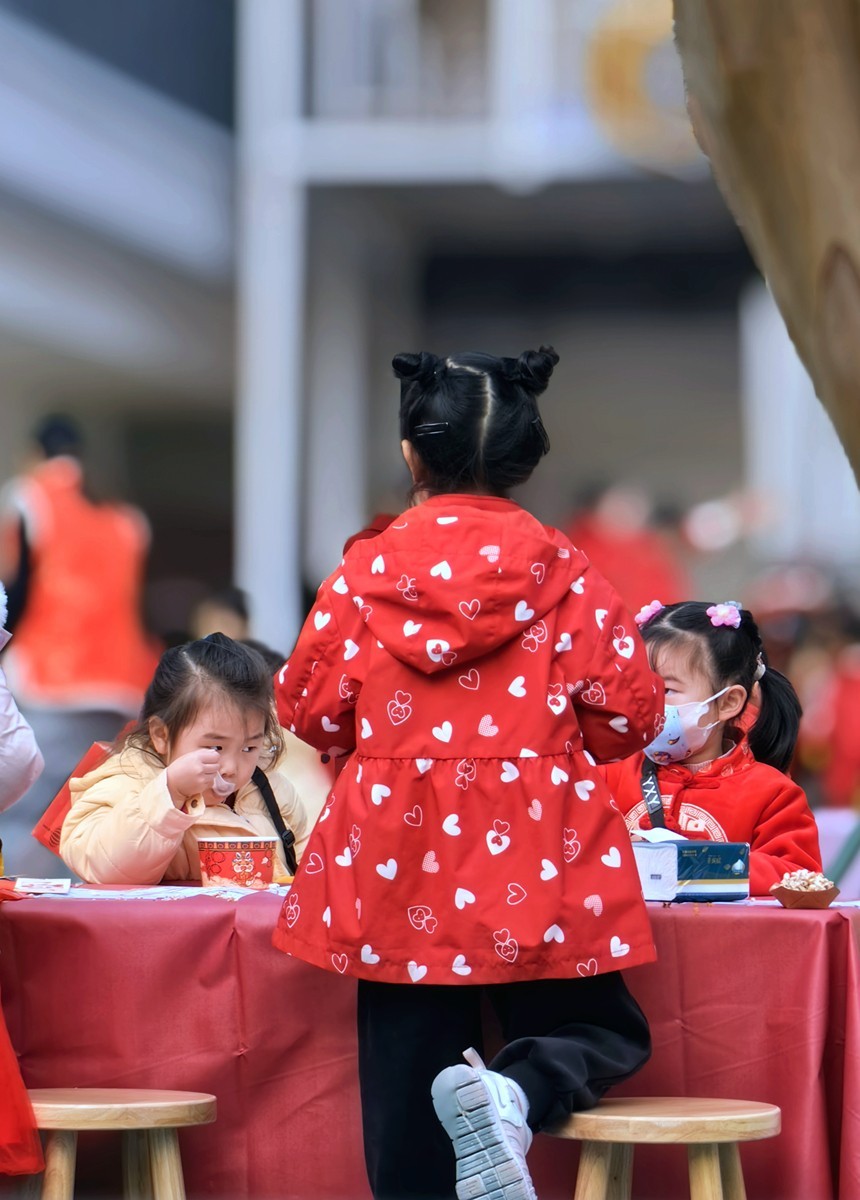 节日庆祝活动中的老师和孩子们