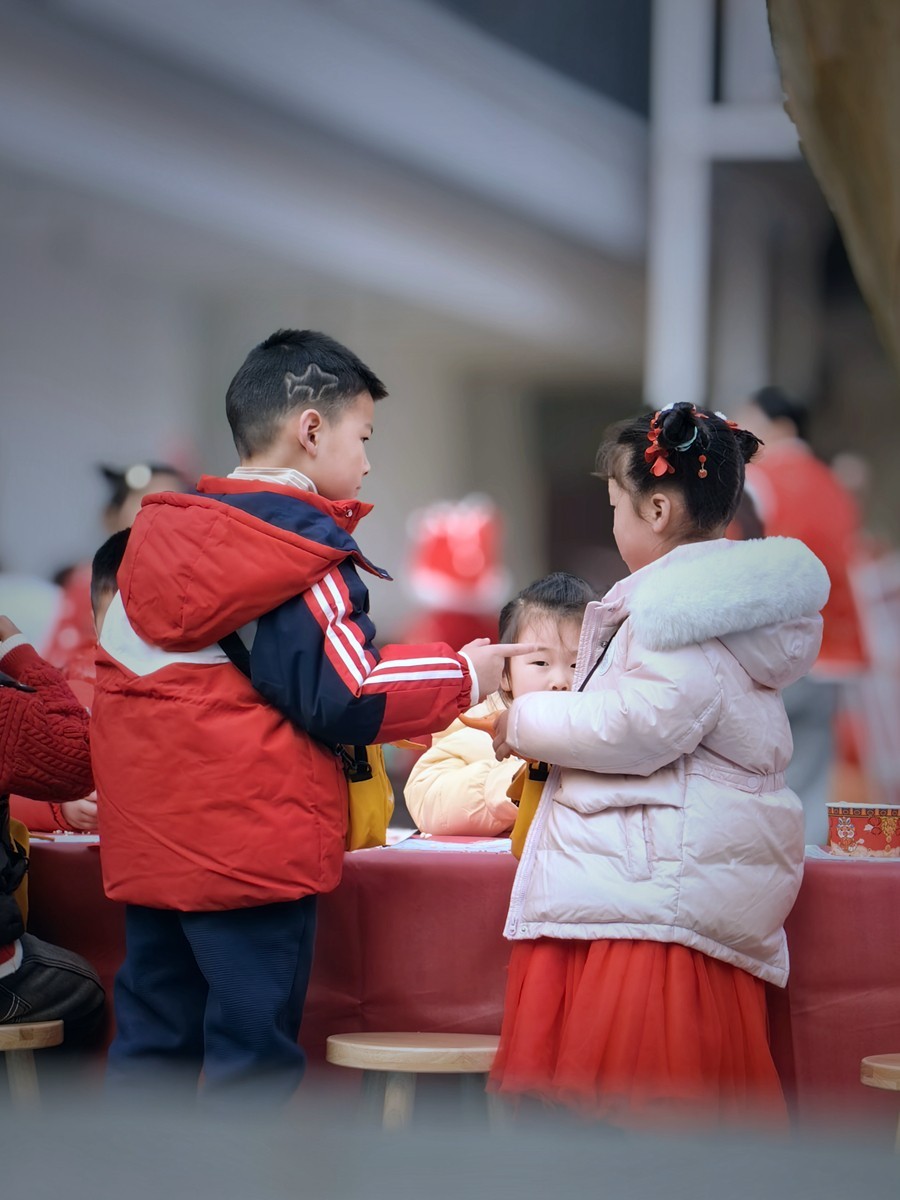 节日庆祝活动中的老师和孩子们