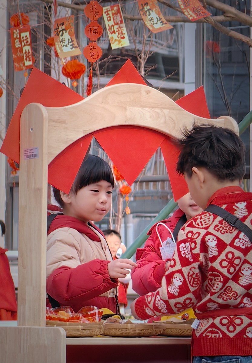节日庆祝活动中的老师和孩子们