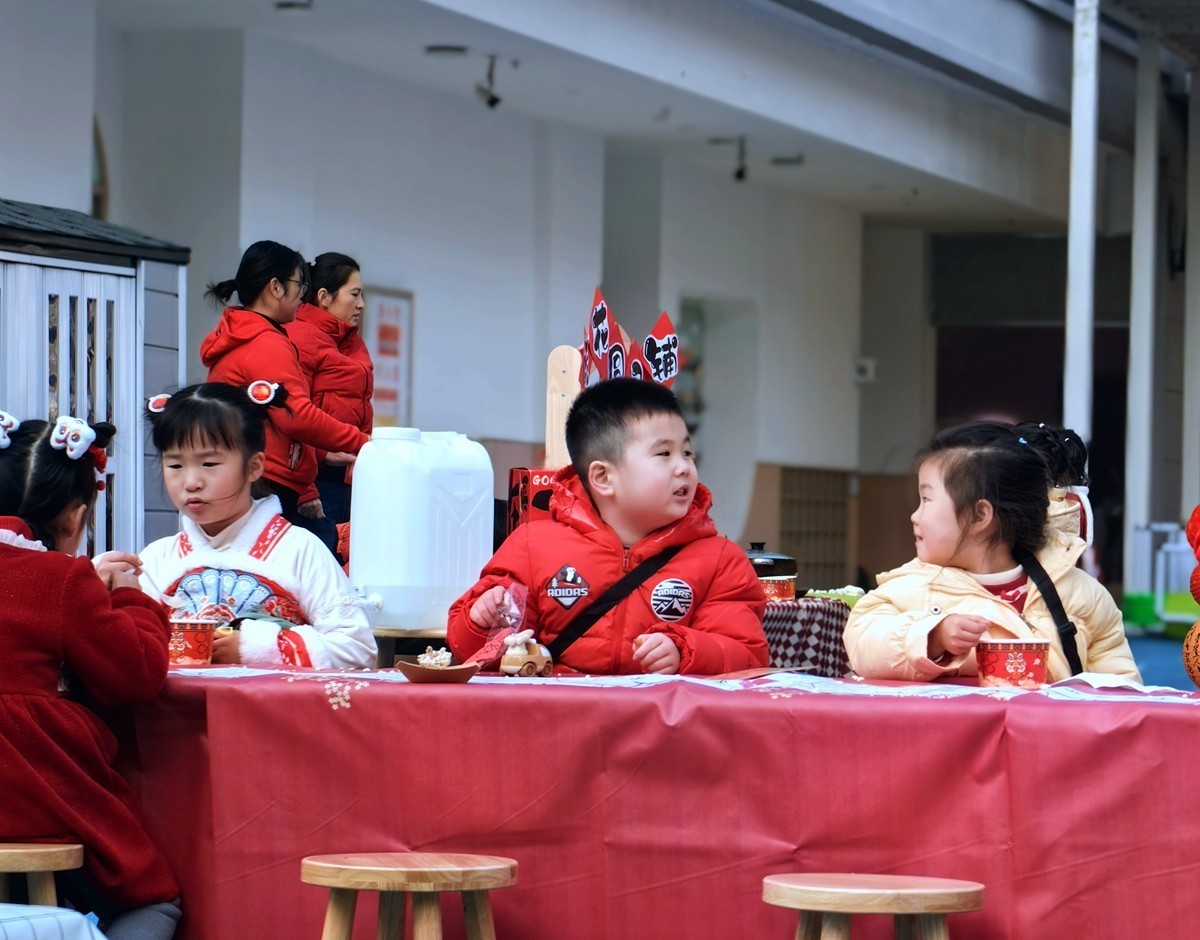 节日庆祝活动中的老师和孩子们