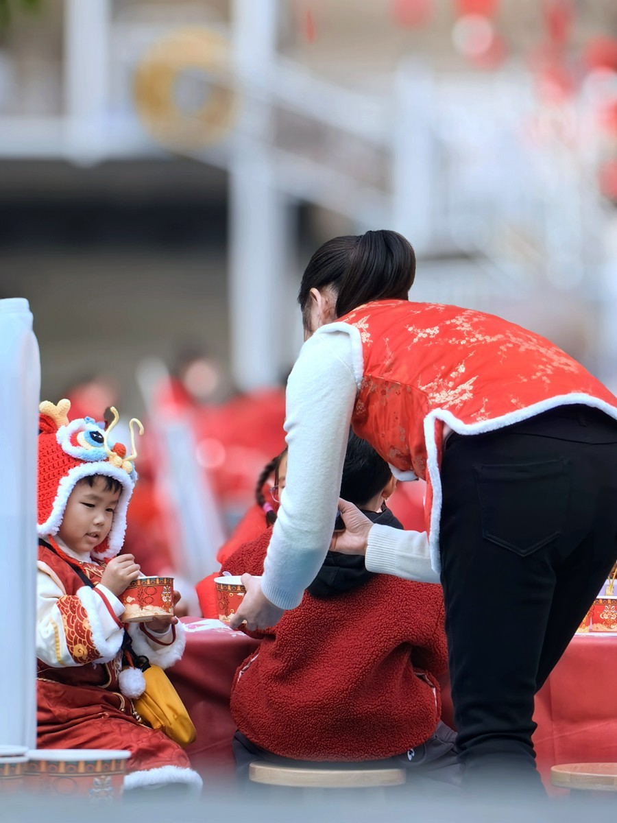 节日庆祝活动中的老师和孩子们