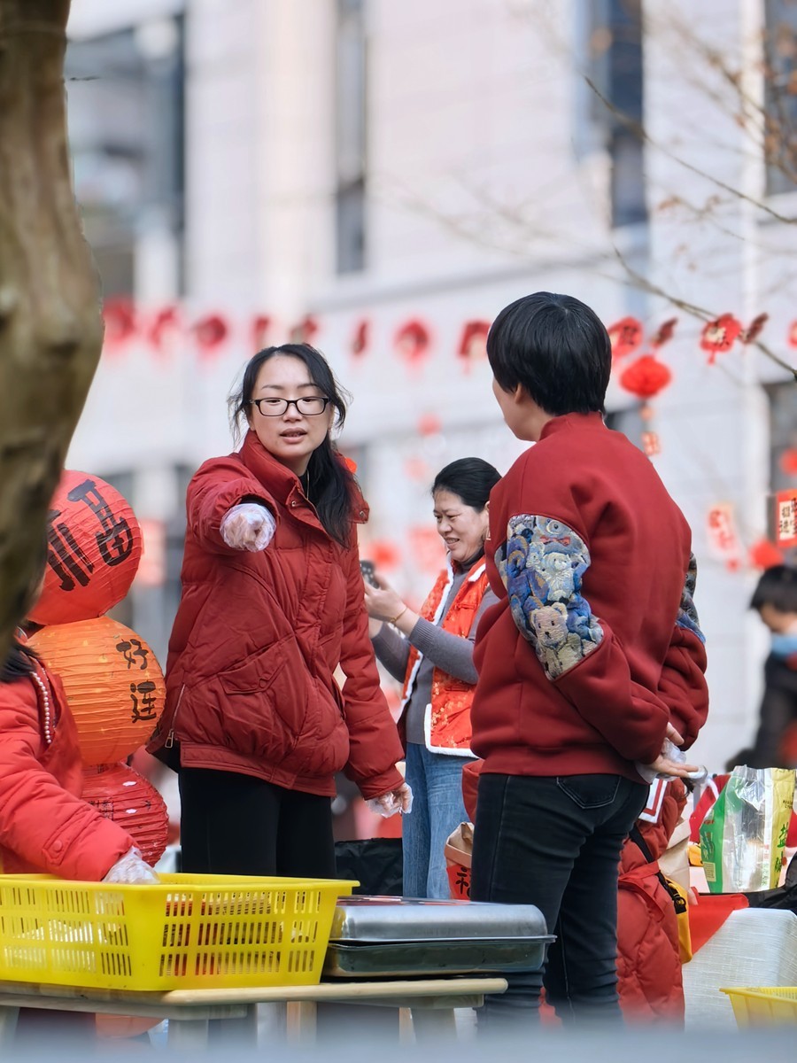 节日庆祝活动中的老师和孩子们
