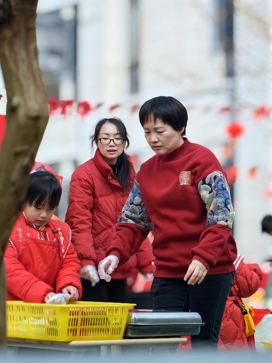 节日庆祝活动中的老师和孩子们