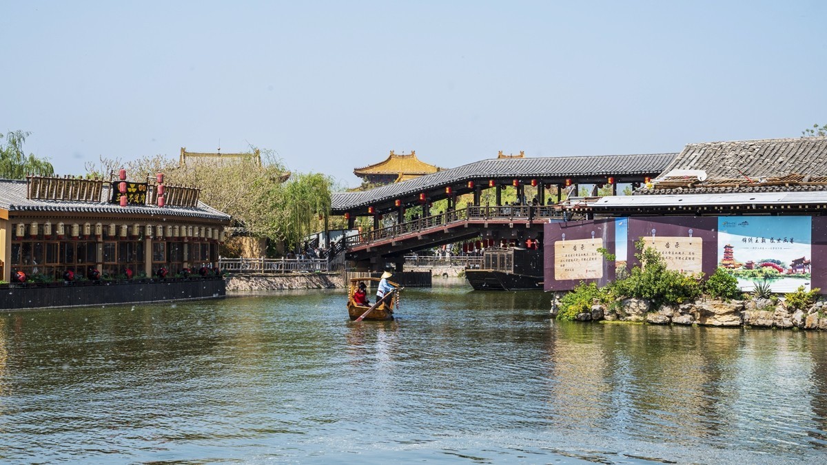 河南开封--开封府清明上河园【10】告假帖，因事外出不能欣赏学习老朋友的佳作请见谅！