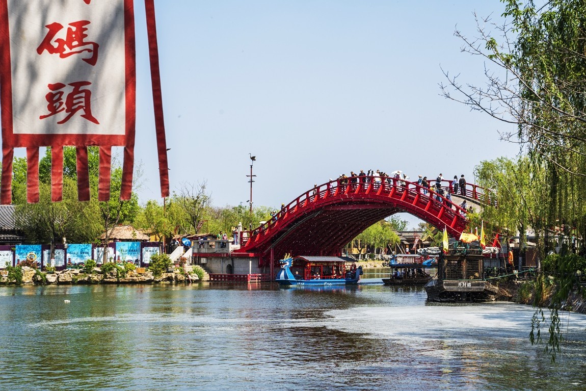 河南开封--开封府清明上河园【10】告假帖，因事外出不能欣赏学习老朋友的佳作请见谅！