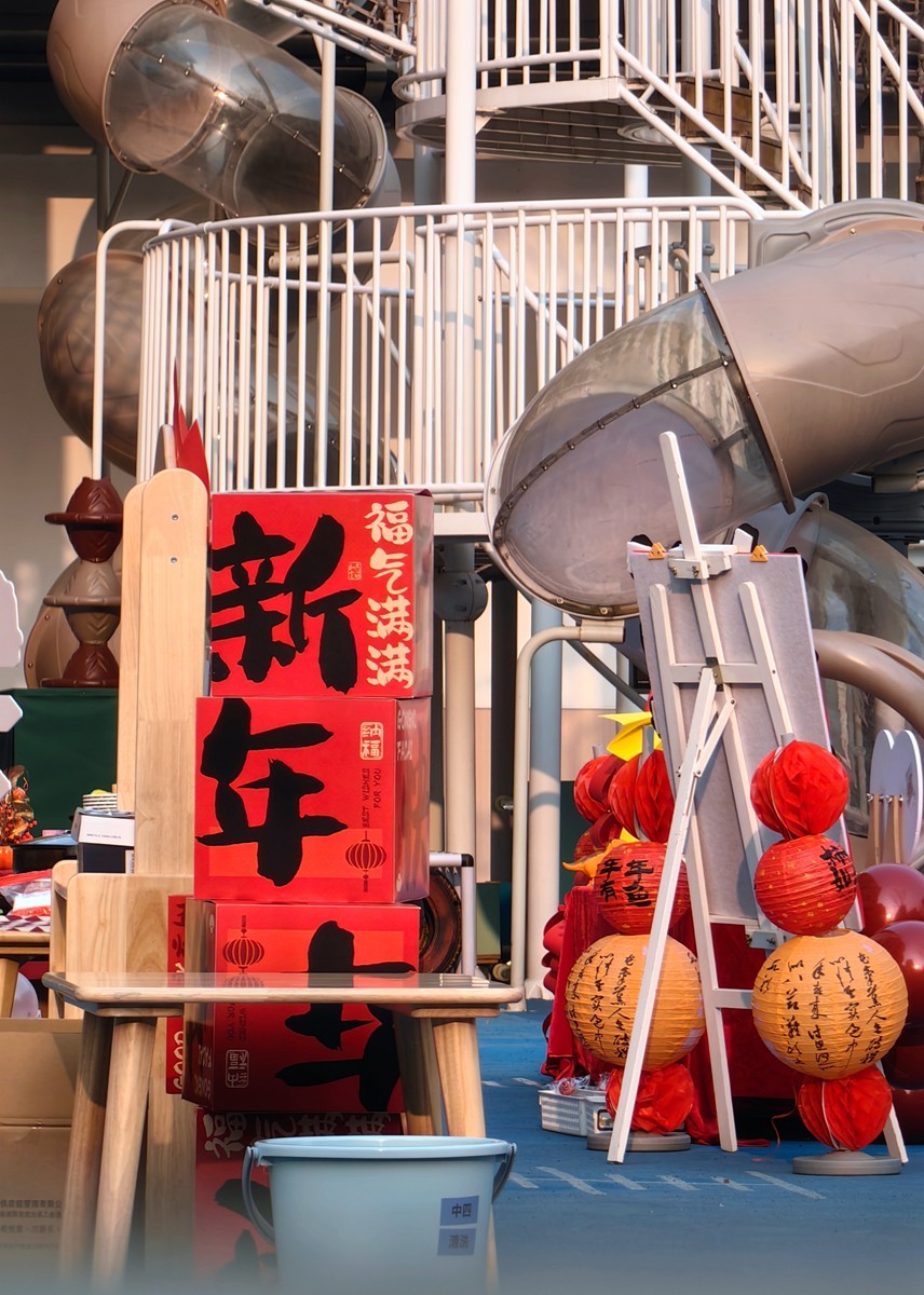 节日庆祝活动中的老师和孩子们