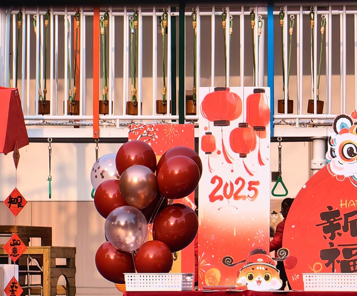 节日庆祝活动中的老师和孩子们