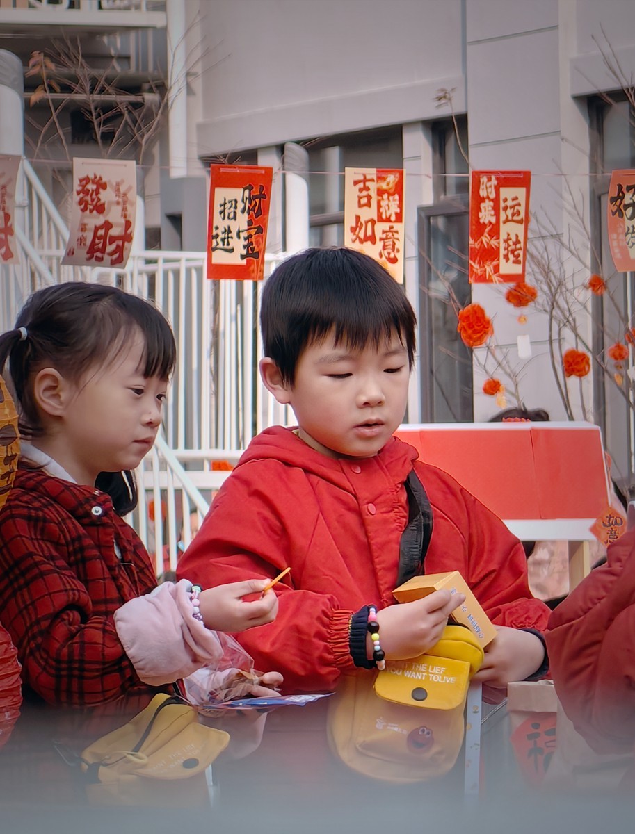 节日庆祝活动中的老师和孩子们