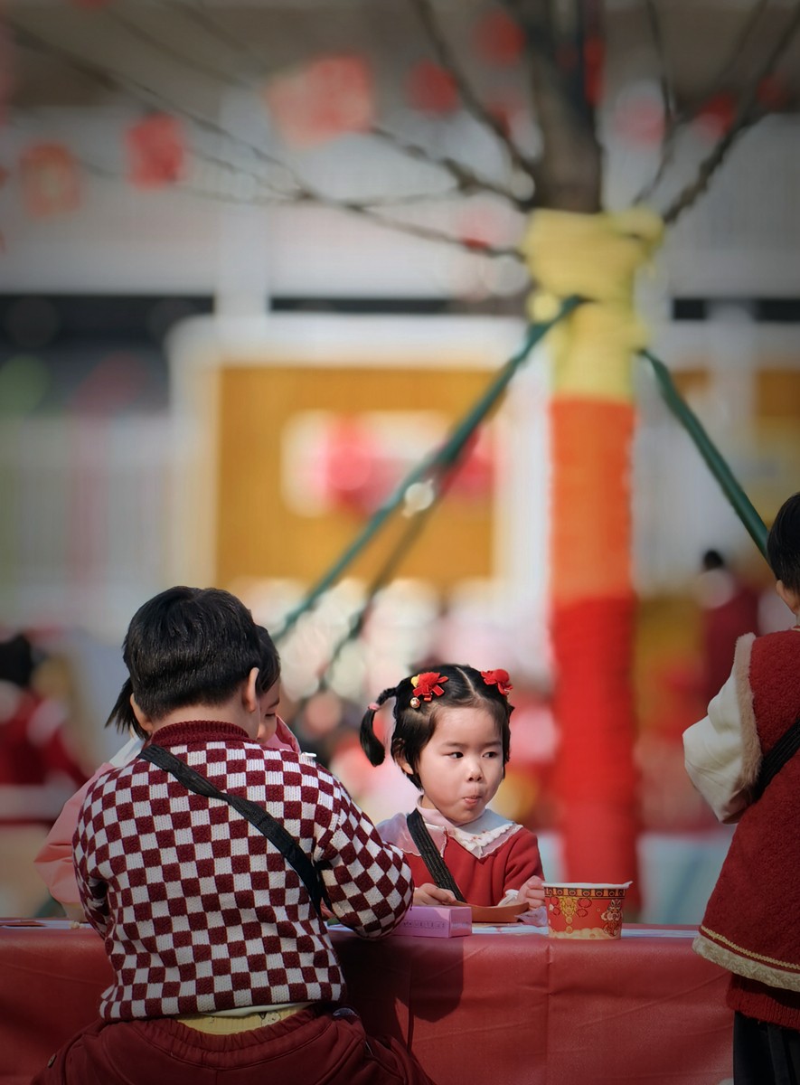 节日庆祝活动中的老师和孩子们