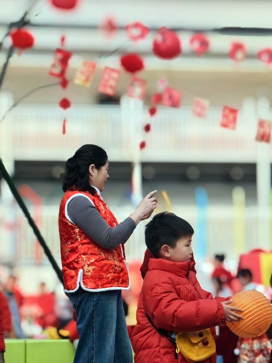 节日庆祝活动中的老师和孩子们