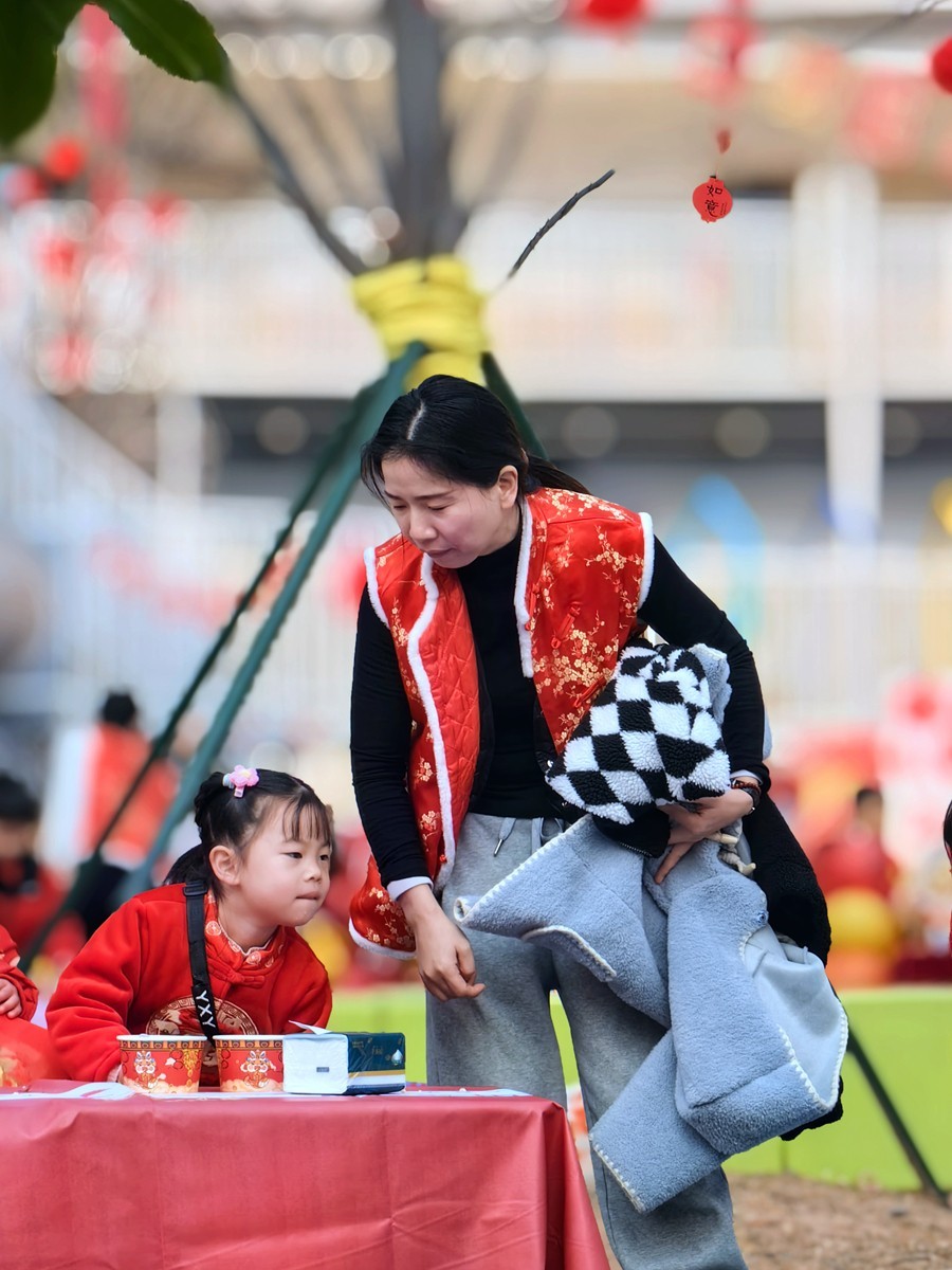 节日庆祝活动中的老师和孩子们