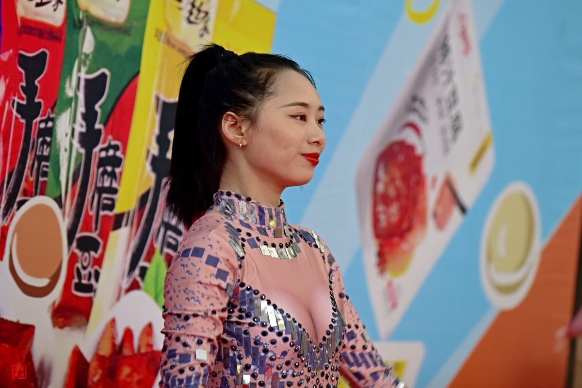 楼下超市开业，请草台班助阵(6)