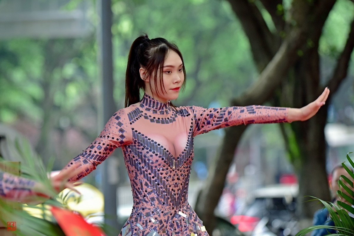 楼下超市开业，请草台班助阵(6)