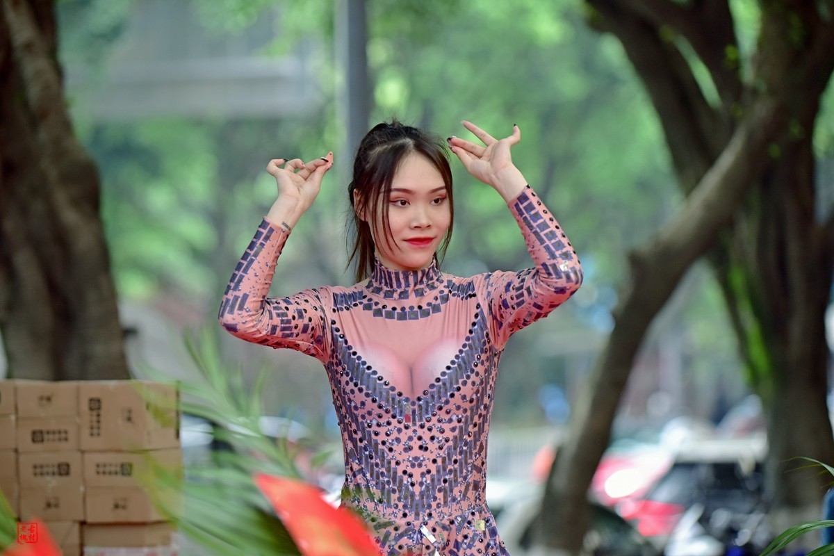 楼下超市开业，请草台班助阵(6)