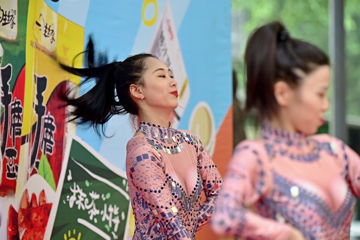 楼下超市开业，请草台班助阵(6)