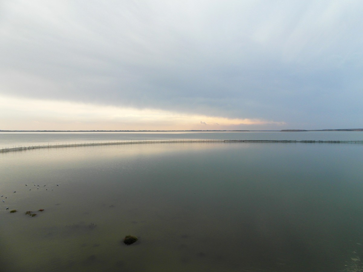 镶嵌在巴丹吉林和腾格里沙漠之间的红崖山水库