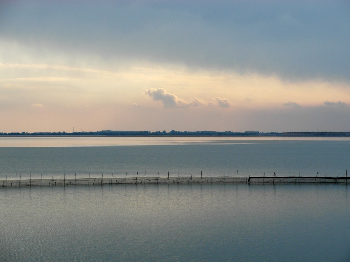 镶嵌在巴丹吉林和腾格里沙漠之间的红崖山水库