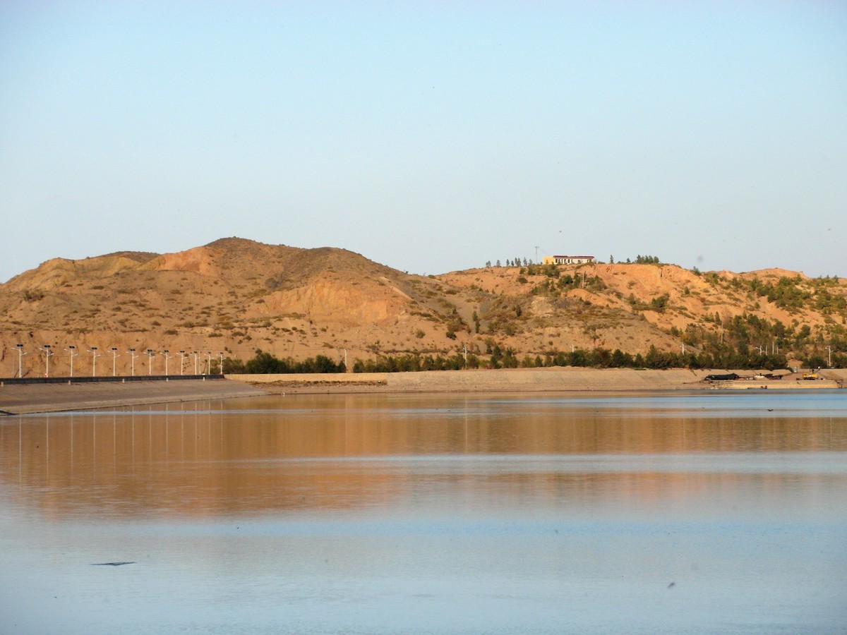 镶嵌在巴丹吉林和腾格里沙漠之间的红崖山水库