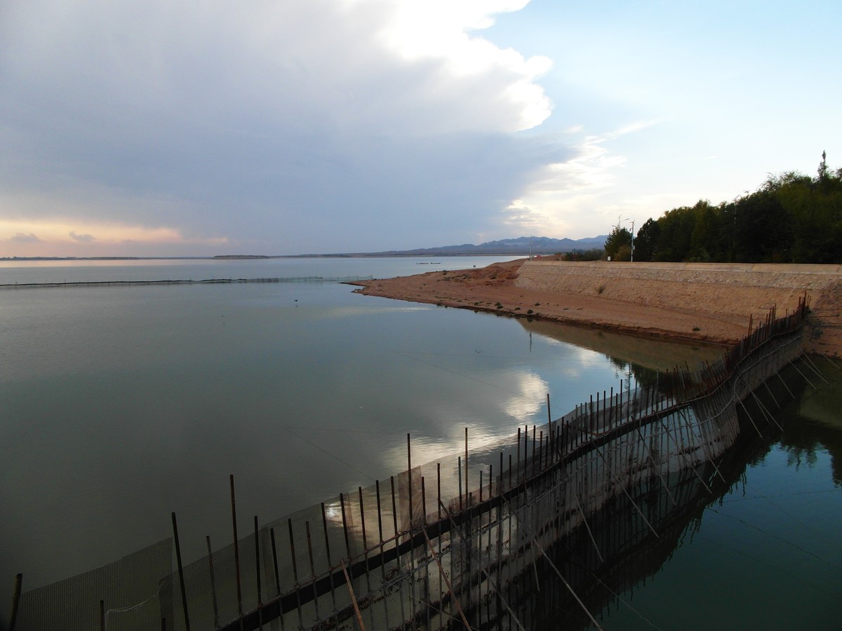 镶嵌在巴丹吉林和腾格里沙漠之间的红崖山水库