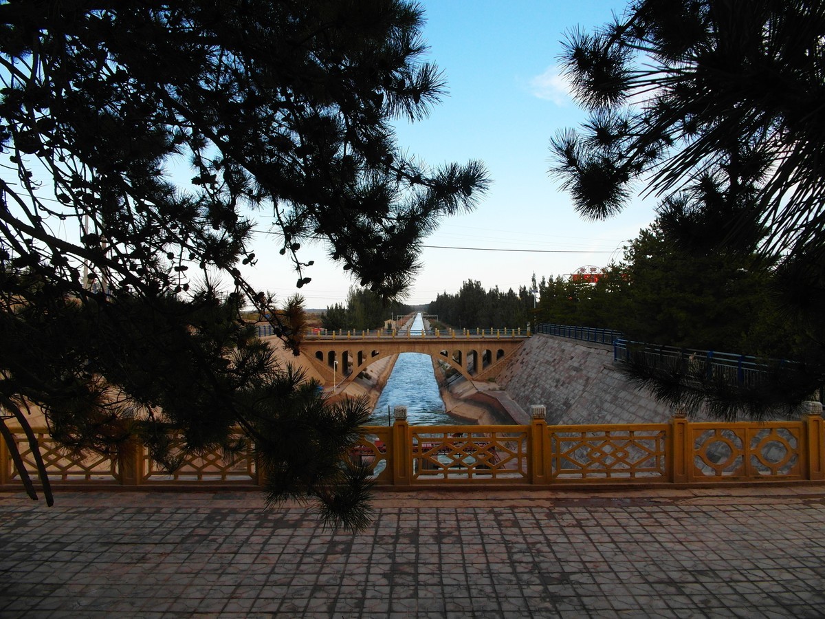 镶嵌在巴丹吉林和腾格里沙漠之间的红崖山水库