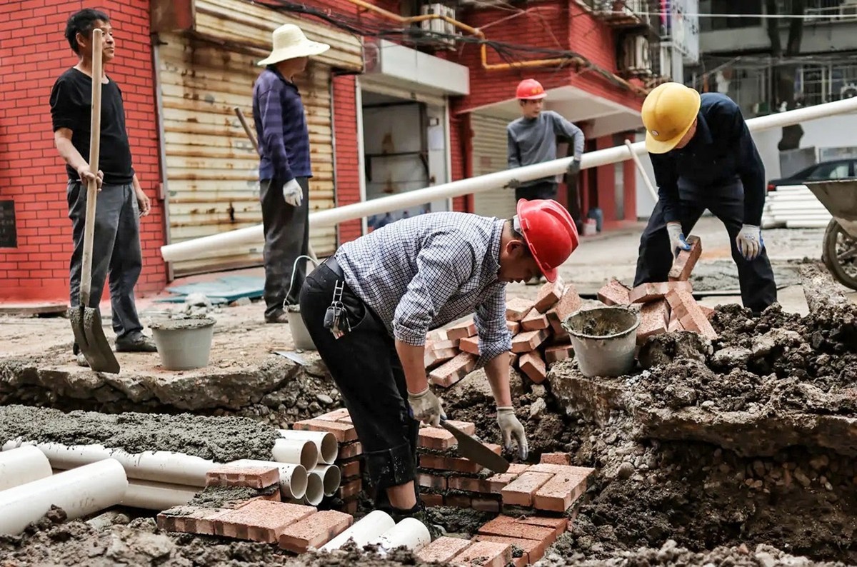  Street capture -- salute to workers