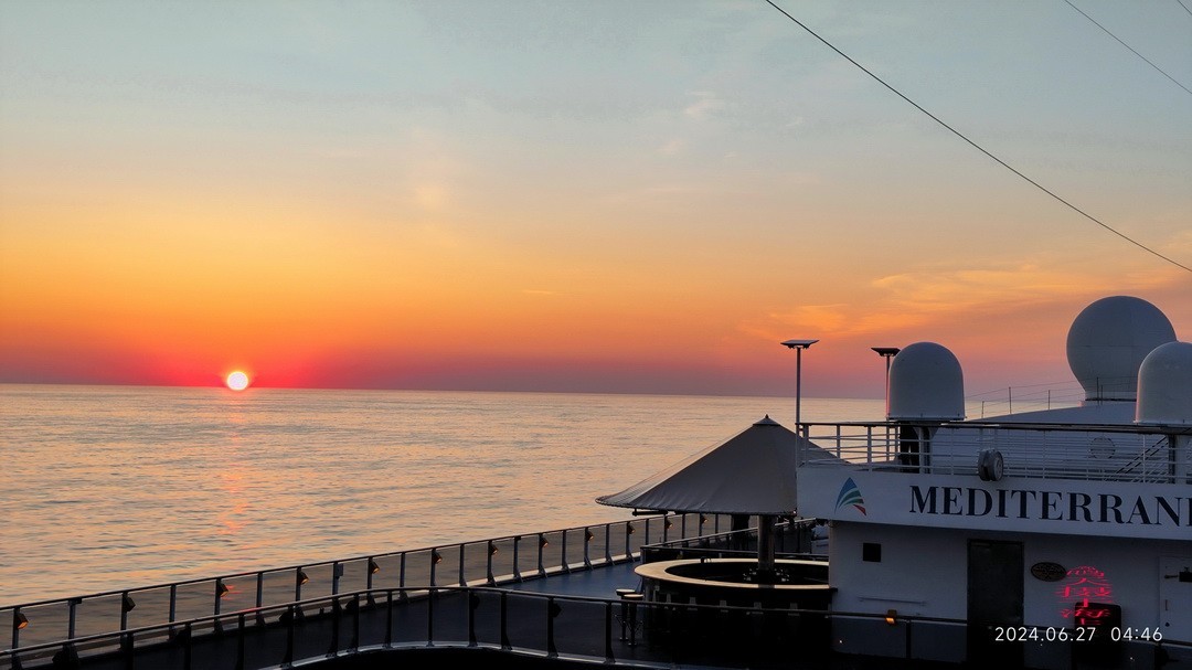 海上看日出 邮轮舷歌    周鸣天