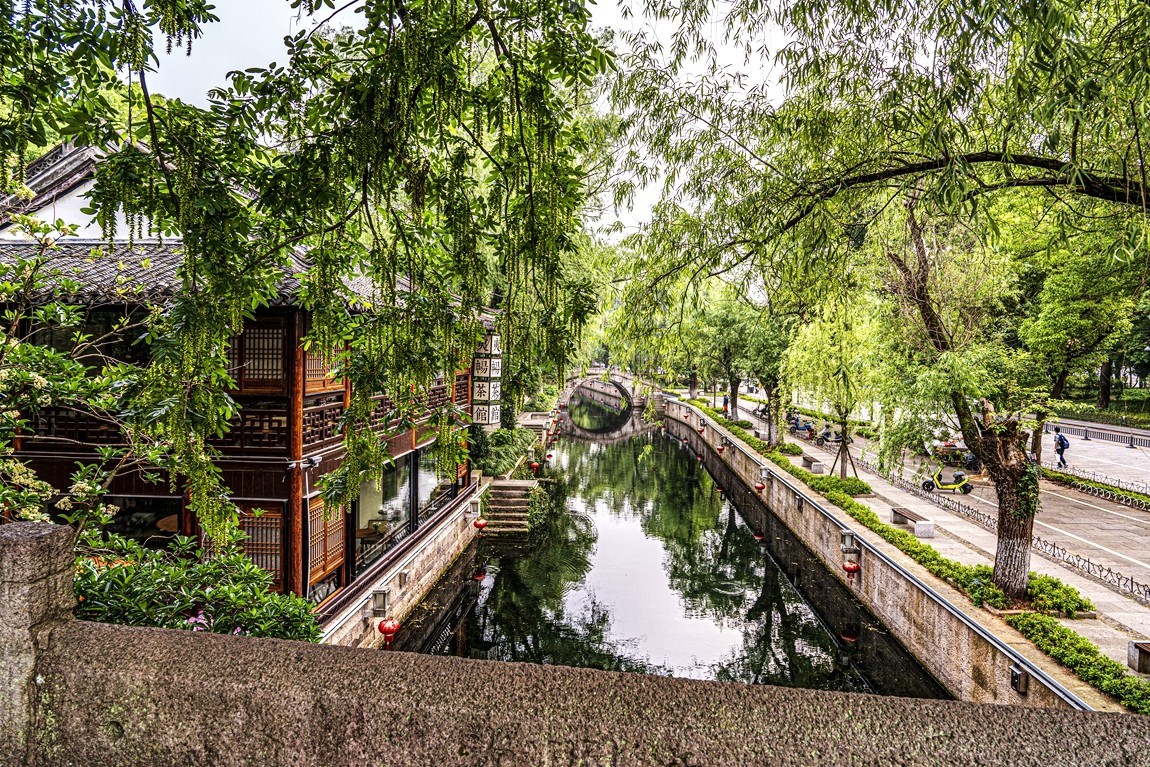 江南行【22】绍兴古城随拍仓桥直街，告假帖，因事外出不能欣赏学习老朋友的佳作请见