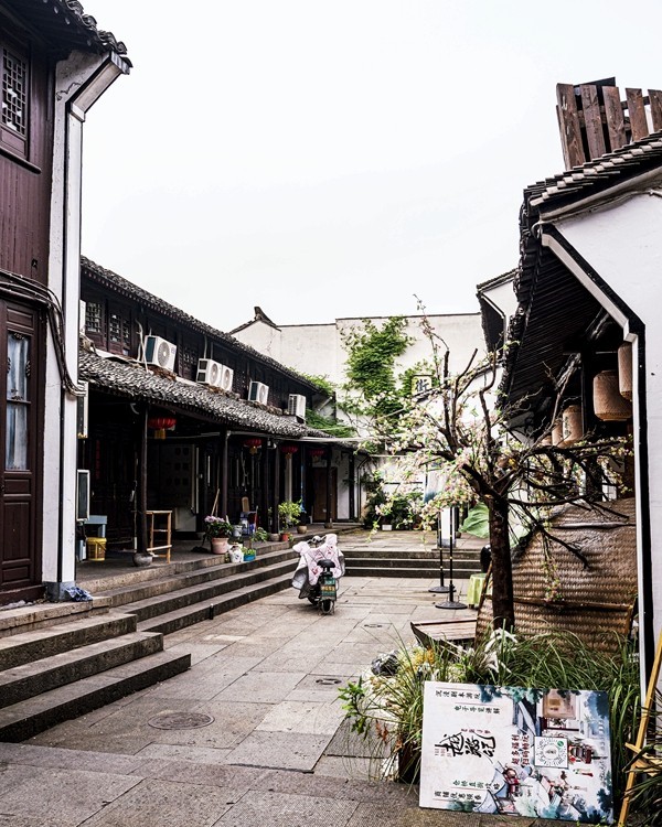 江南行【22】绍兴古城随拍仓桥直街，告假帖，因事外出不能欣赏学习老朋友的佳作请见