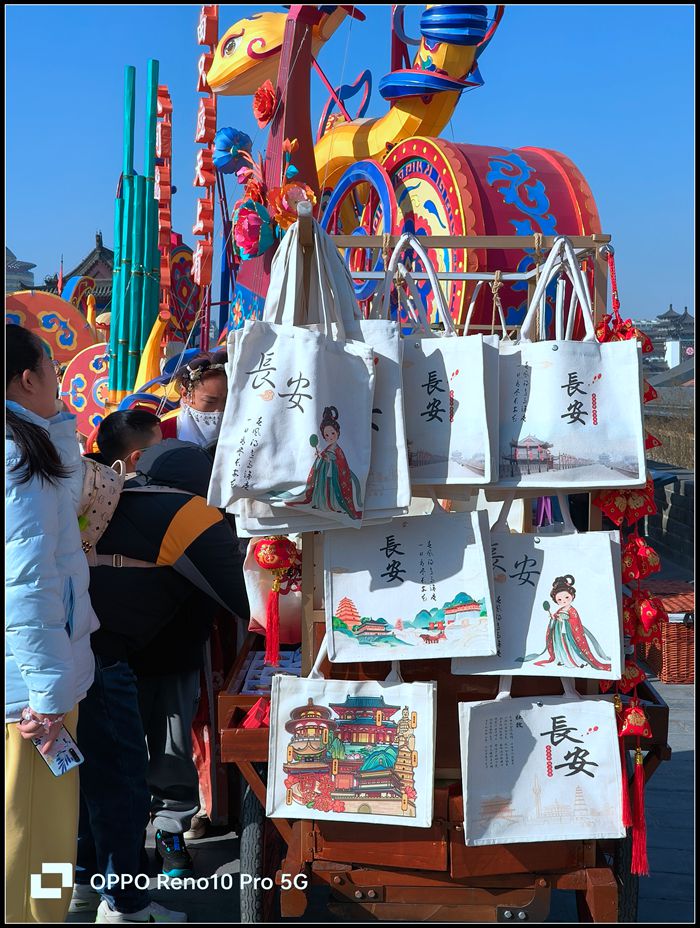 准备中的新年城墙灯会