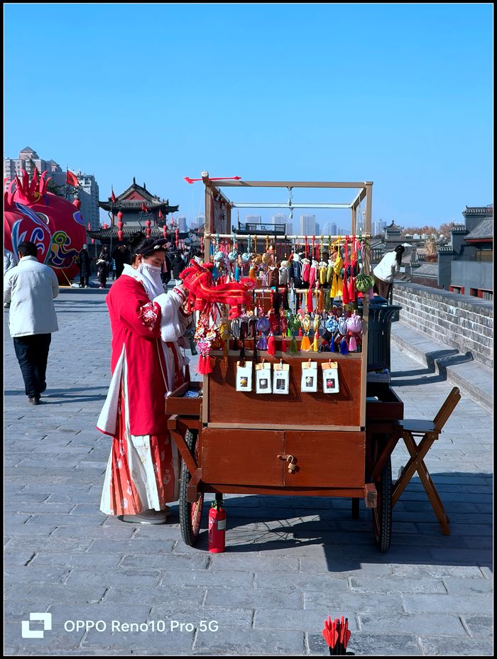准备中的新年城墙灯会
